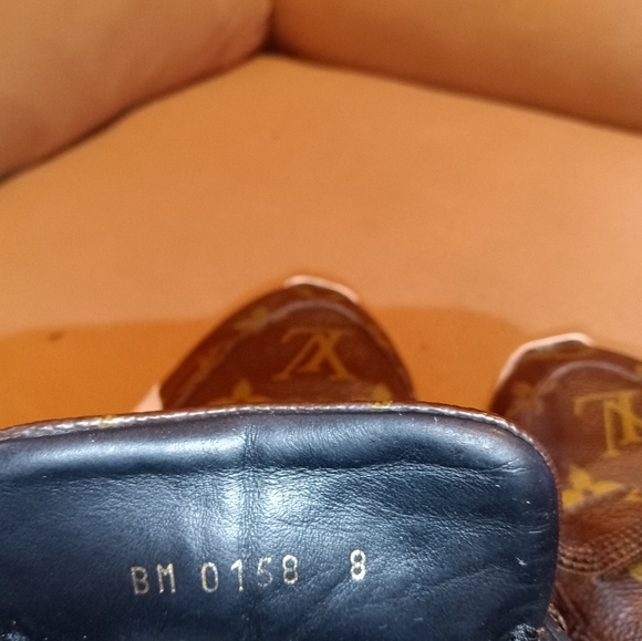 LV RUN AWAY SNEAKERS - Picture 11 of 12